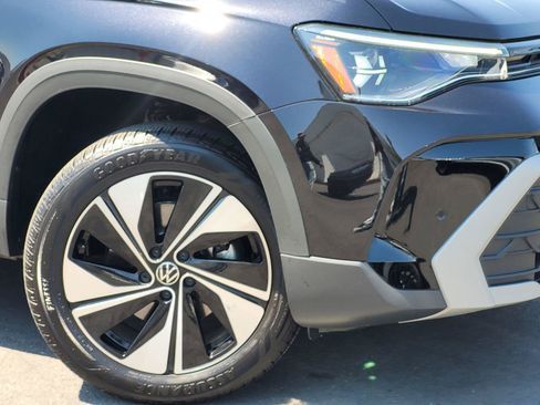 Certified 2025 Volkswagen Taos SE AWD/4WD image 5