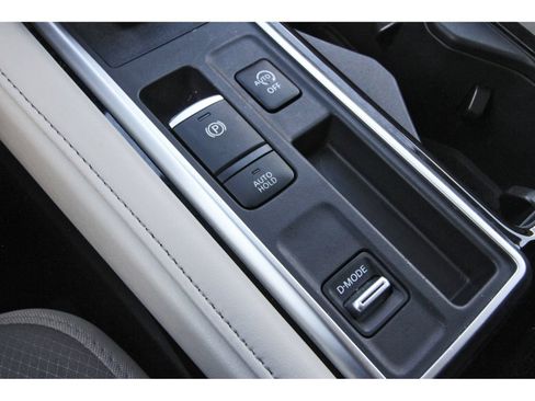 Used 2025 Nissan Pathfinder SL FWD image 31