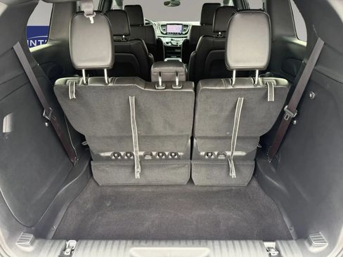 Used 2025 Chrysler Pacifica Select FWD image 36
