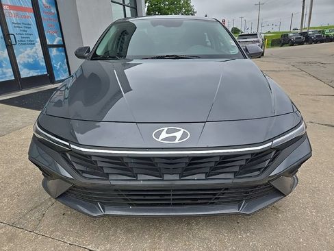 Used 2025 Hyundai Elantra SE FWD image 17