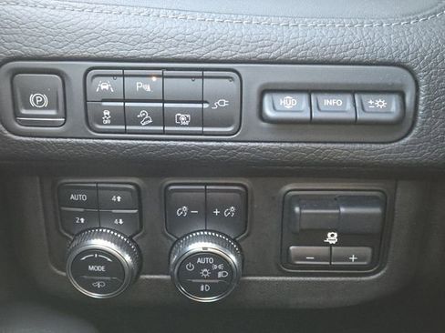 Used 2022 GMC Yukon XL Denali w/ Denali Ultimate Package image 12