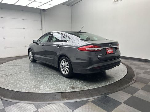 Used 2017 Ford Fusion SE w/ Fusion SE Technology Package FWD image 2