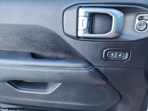 Used 2020 Jeep Wrangler Unlimited Sahara image 14