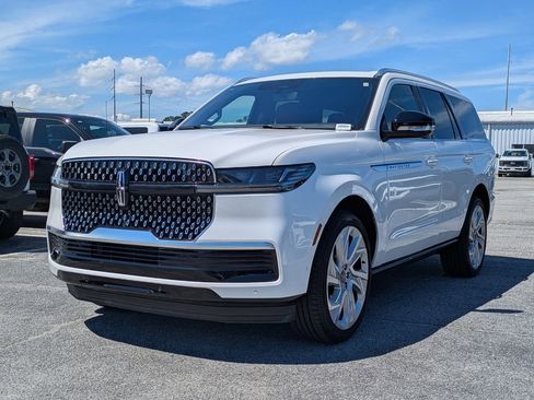 Used 2025 Lincoln Navigator Reserve AWD/4WD image 6
