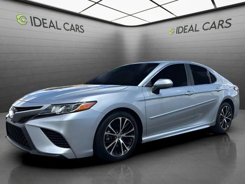 Used 2020 Toyota Camry SE w/ Carpet Mat Package FWD image 1