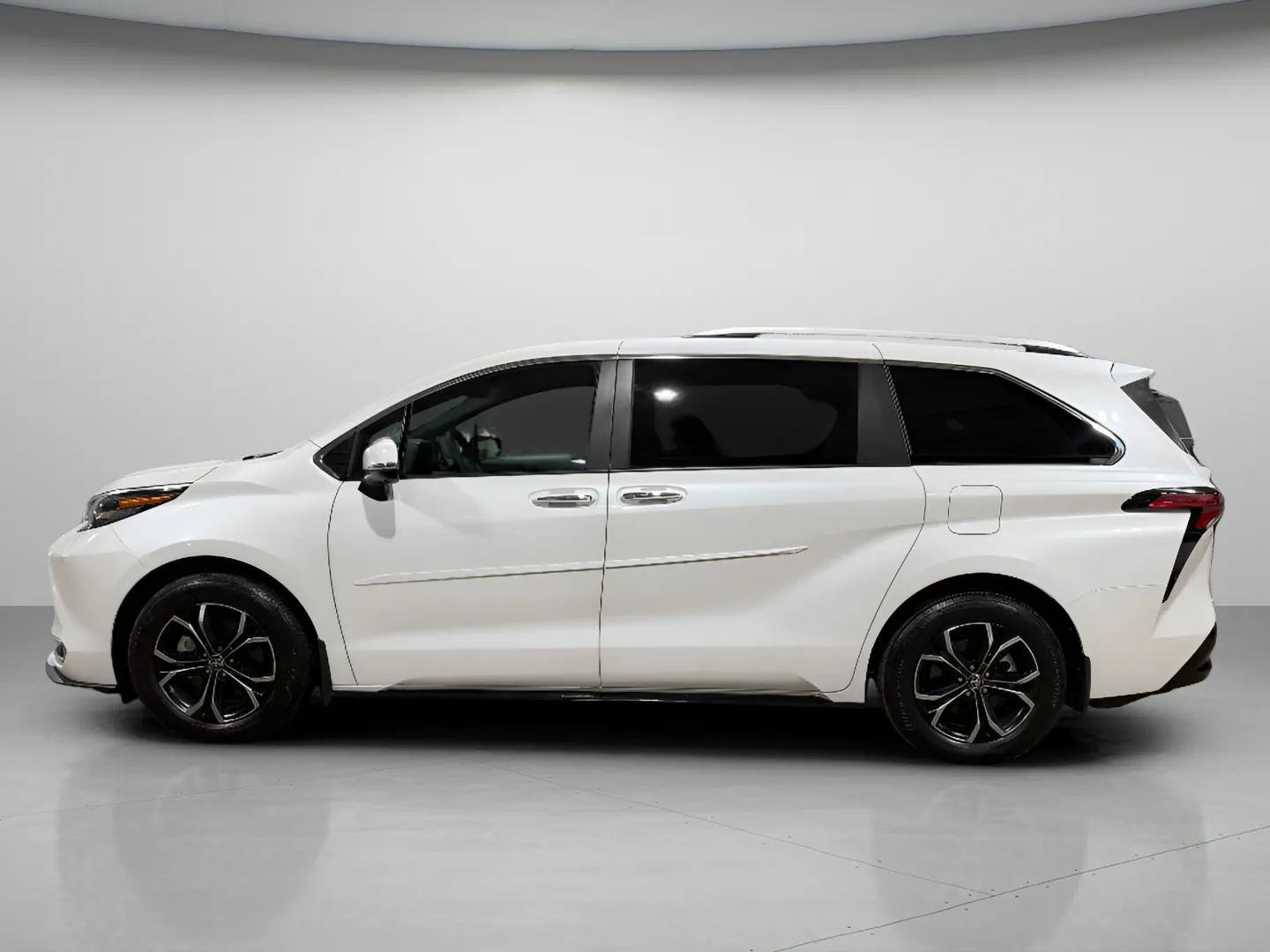 Used 2026 Toyota Sienna Platinum AWD/4WD image 7
