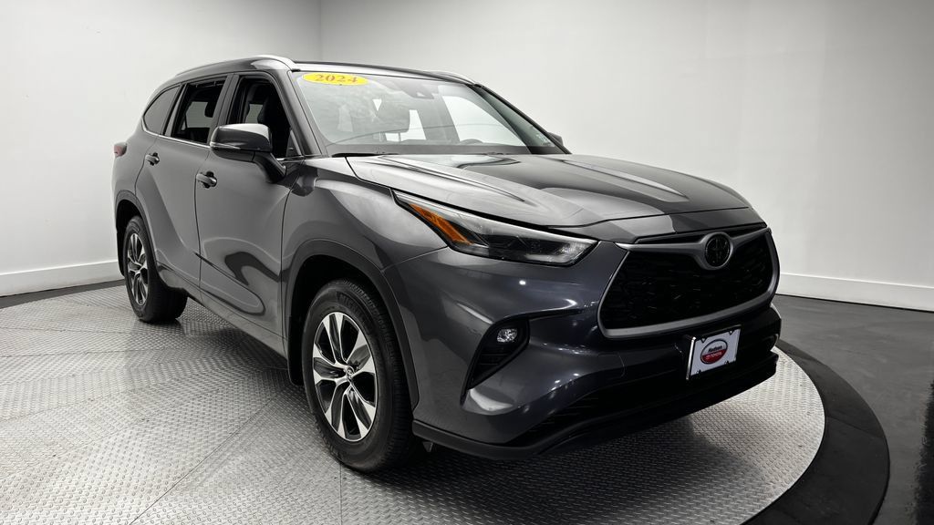 Used 2024 Toyota Highlander XLE AWD/4WD image 41