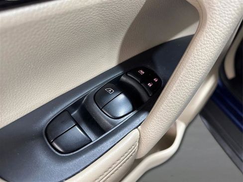 Used 2017 Nissan Rogue SV w/ SV Premium Package image 27