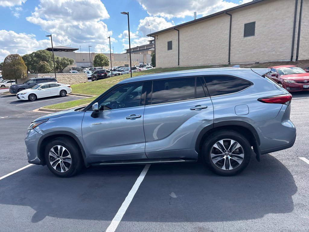 Used 2020 Toyota Highlander XLE FWD image 2