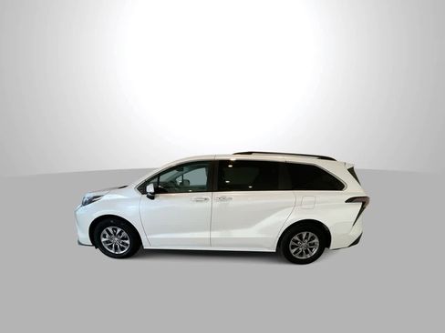 Used 2024 Toyota Sienna XLE image 5