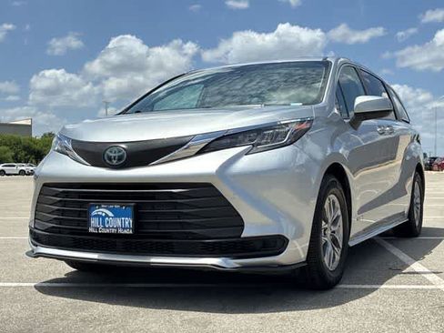 Used 2021 Toyota Sienna LE w/ LE Plus Package FWD image 11