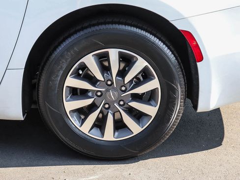 Used 2023 Chrysler Pacifica Touring-L FWD image 11