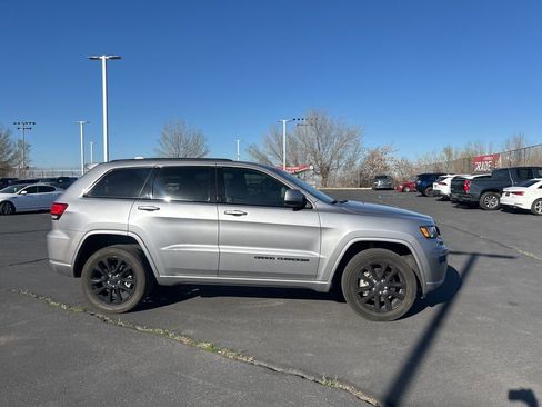Used 2021 Jeep Grand Cherokee Laredo X image 3