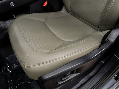 Used 2023 Land Rover Defender 110 SE image 34