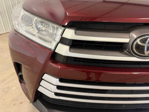Used 2019 Toyota Highlander LE AWD/4WD image 4