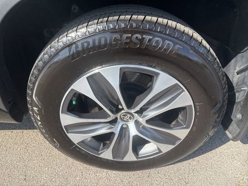 Used 2025 Toyota Highlander XLE AWD/4WD image 11