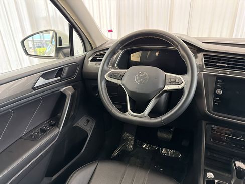 Used 2024 Volkswagen Tiguan SE w/ Panoramic Sunroof Package image 27