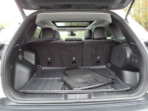 Used 2019 Jeep Cherokee Latitude Plus AWD/4WD image 5