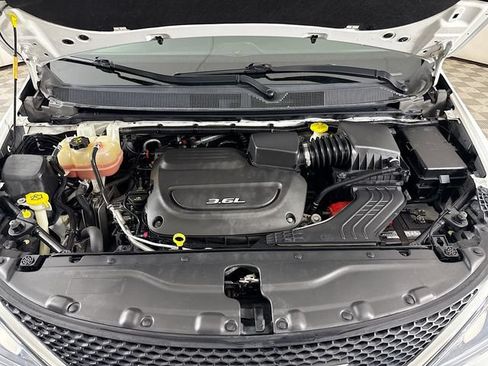 Used 2017 Chrysler Pacifica Touring-L FWD image 29