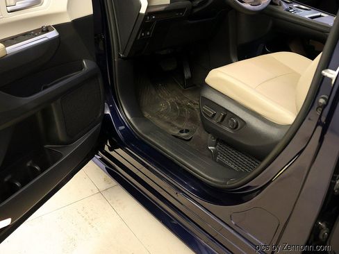 Used 2022 Toyota Sienna XLE FWD image 25