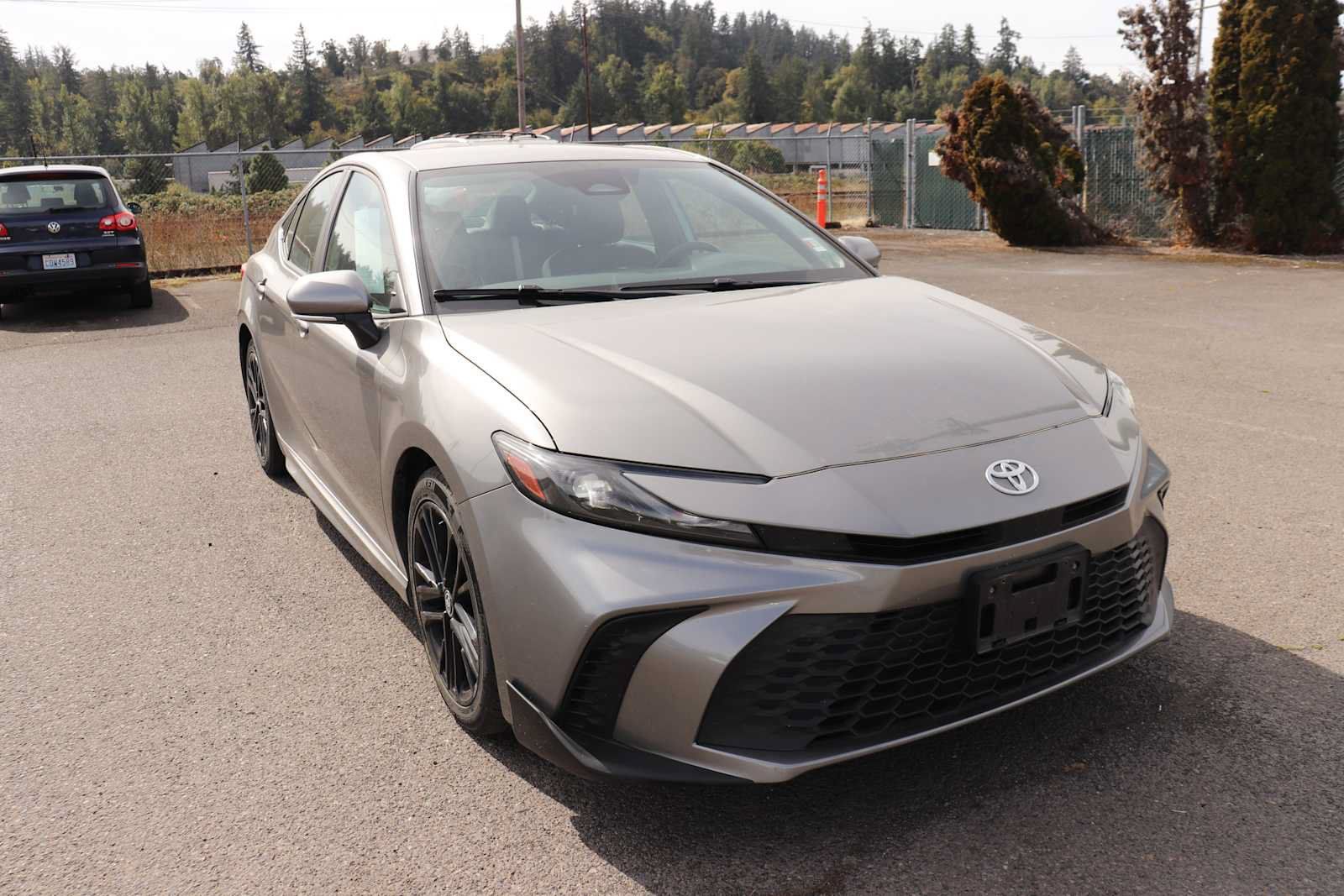 Used 2025 Toyota Camry SE FWD image 3