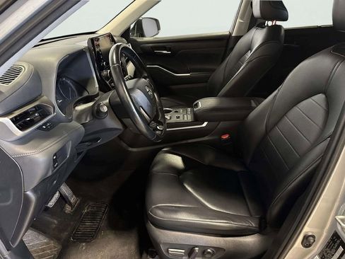 Used 2020 Toyota Highlander XLE AWD/4WD image 13