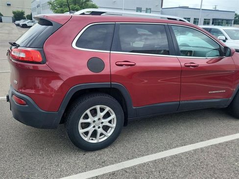 Used 2016 Jeep Cherokee Latitude w/ Comfort/Convenience Group AWD/4WD image 4