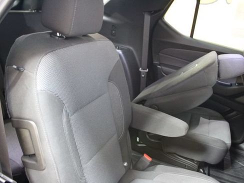 Used 2023 Chevrolet Traverse LT FWD image 9