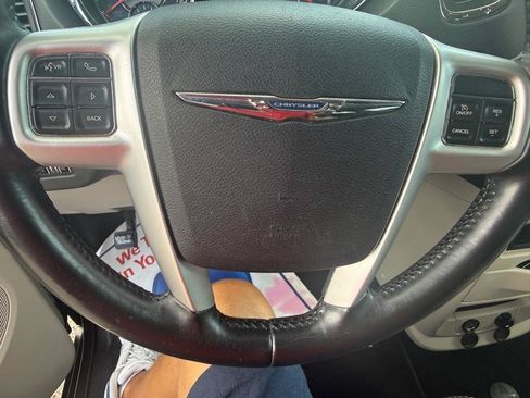 Used 2015 Chrysler Town & Country Touring FWD image 12