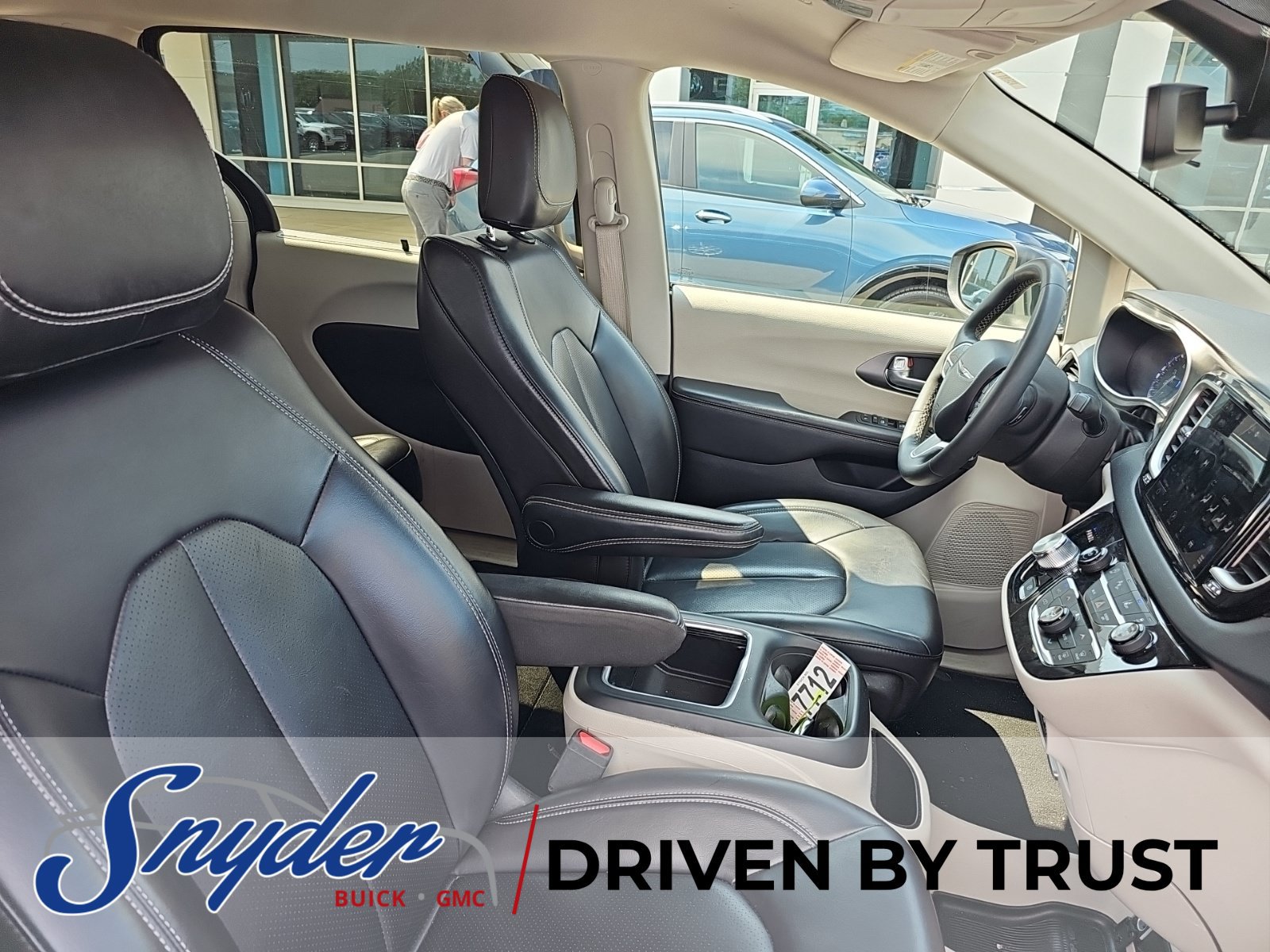 Used 2023 Chrysler Pacifica Touring-L FWD image 18