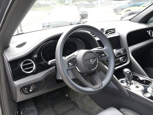 Used 2021 Bentley Bentayga V8 image 16