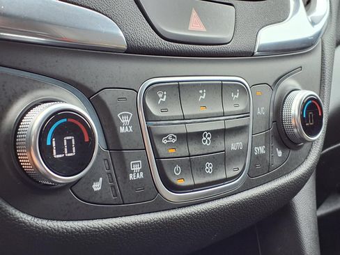 Used 2019 Chevrolet Equinox LT w/ Driver Convenience Package FWD image 25