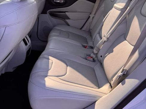 Used 2019 Jeep Cherokee Limited FWD image 11