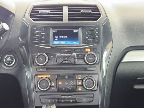 Used 2017 Ford Explorer XLT FWD image 21
