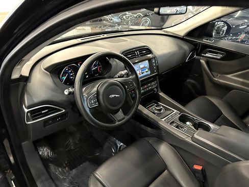 Used 2017 Jaguar F-PACE Premium image 17