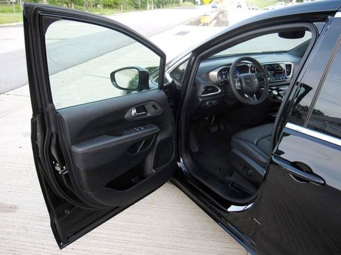 Used 2025 Chrysler Pacifica Select FWD image 15