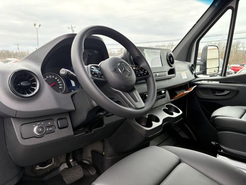 Used 2023 Mercedes-Benz Sprinter 3500 image 9
