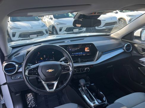 Used 2025 Chevrolet Trax LT w/ LT Convenience Package image 34