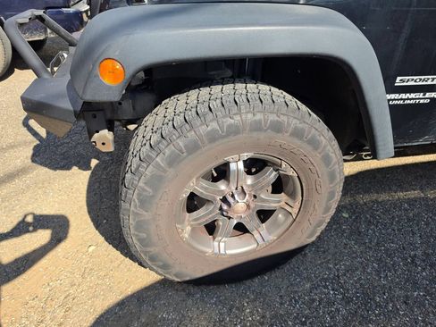 Used 2014 Jeep Wrangler Unlimited Sport w/ Connectivity Group AWD/4WD image 3