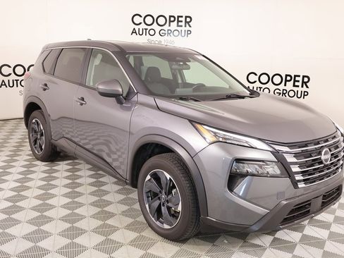 Used 2024 Nissan Rogue SV image 1