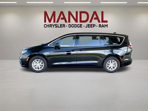 Used 2025 Chrysler Pacifica Select FWD image 9
