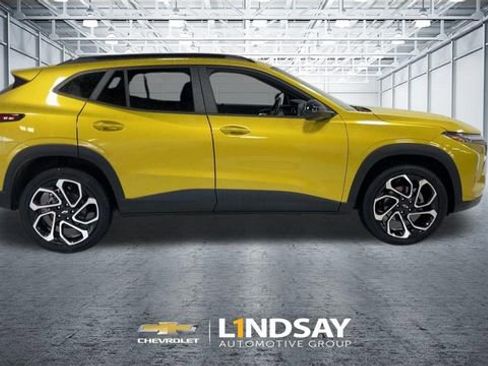 Used 2024 Chevrolet Trax RS w/ Sunroof Package image 2