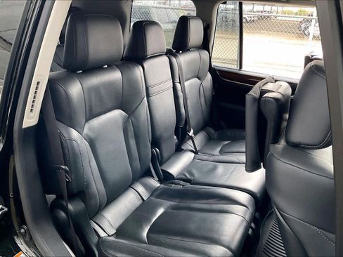 Used 2020 Lexus LX 570 4WD w/ 3rd Row & Luxury Pkg image 18