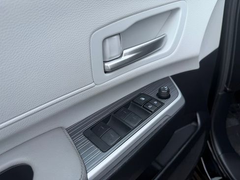 Used 2025 Toyota Sienna XLE FWD image 16