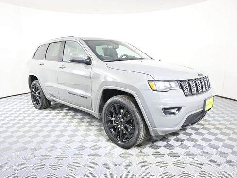 Used 2022 Jeep Grand Cherokee Laredo X image 9