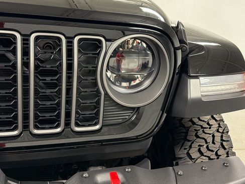 Used 2025 Jeep Wrangler Unlimited Rubicon w/ XTREMEE 35" Tire Package AWD/4WD image 10