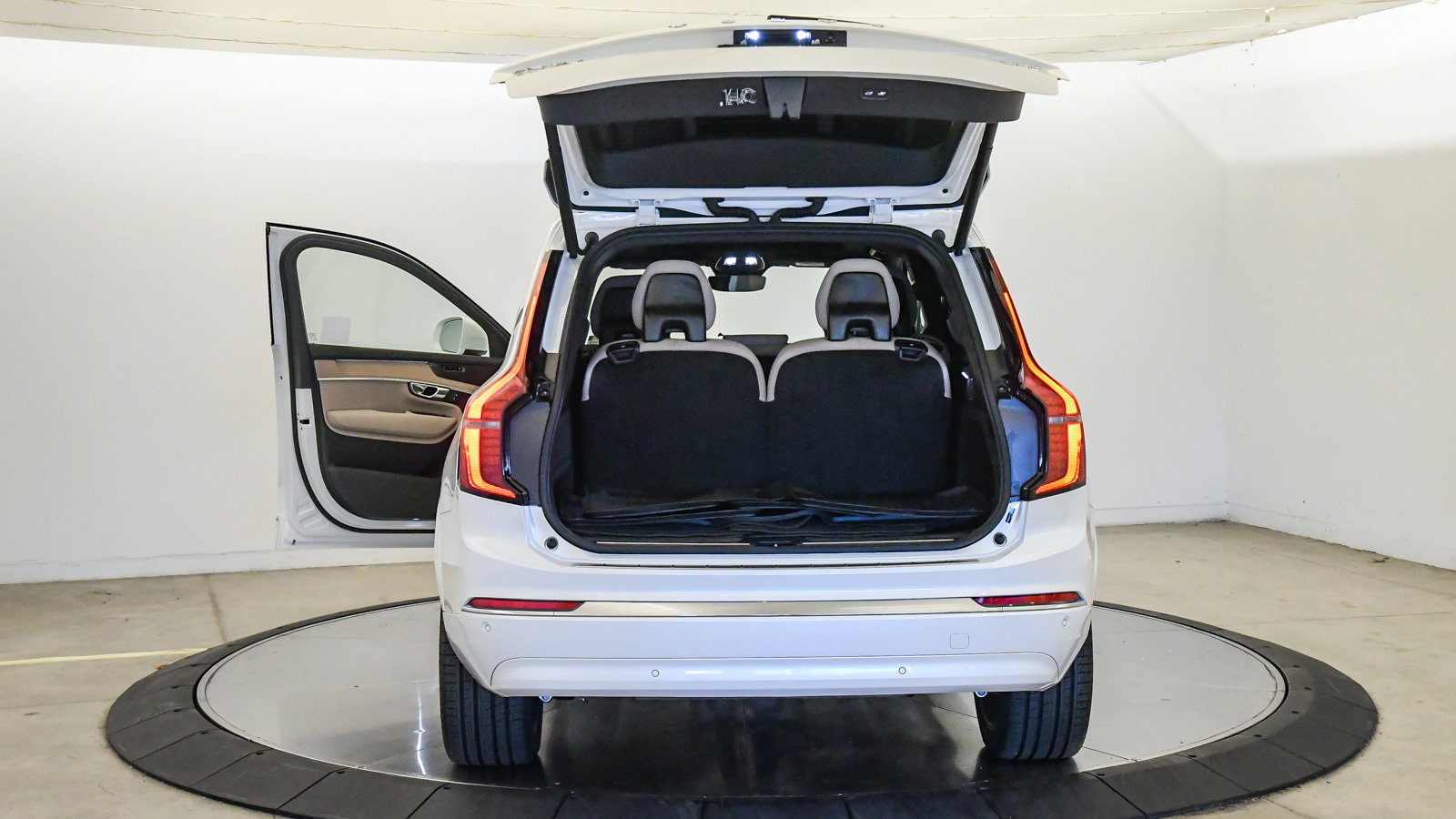 Used 2026 Volvo XC90 B6 Plus w/ Protection Package Premier AWD/4WD image 32