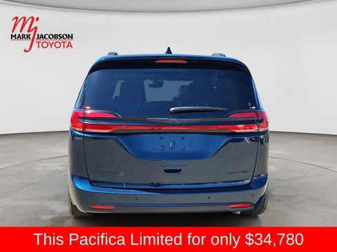 Used 2025 Chrysler Pacifica Limited FWD image 11
