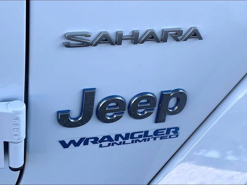 Used 2022 Jeep Wrangler Unlimited Sahara w/ Cold Weather Group AWD/4WD image 27