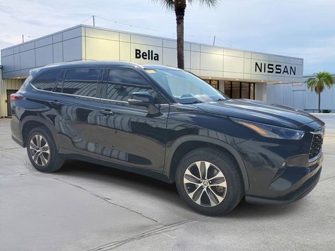 Used 2022 Toyota Highlander XLE FWD image 8